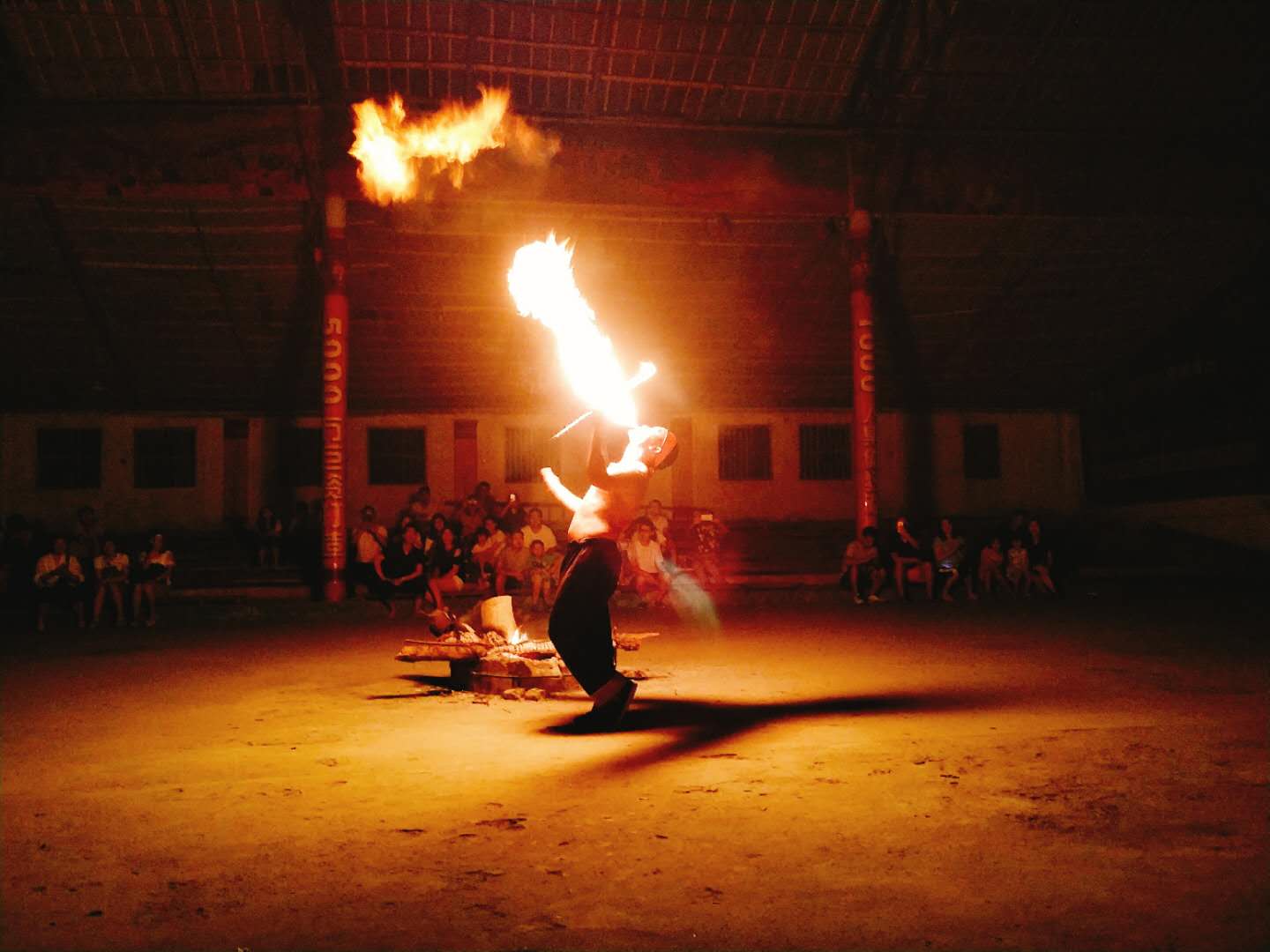 易網(wǎng)人參加瑤族篝火晚會(huì)